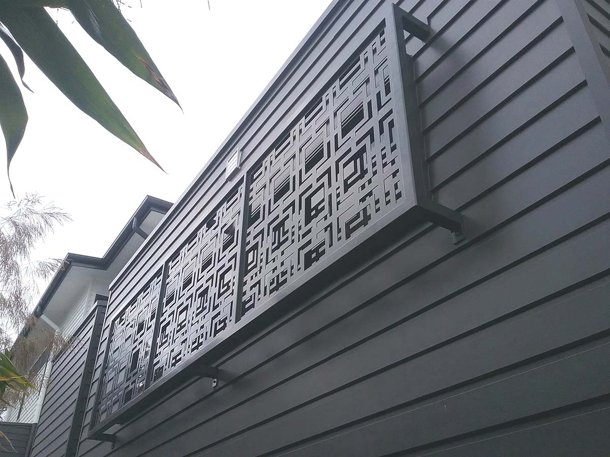 Hur väljer man utomhusskyddsskärmar för modernt utomhusliv?