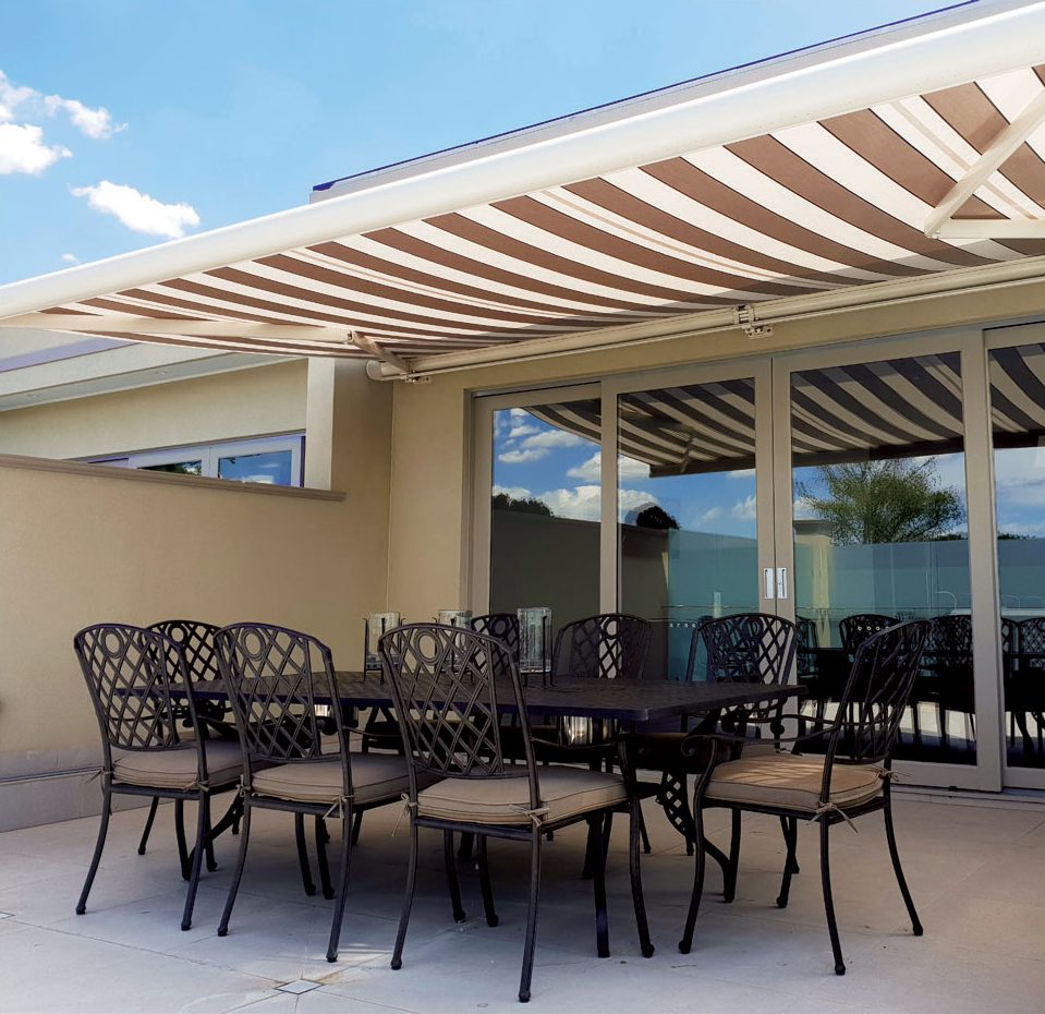 Vad är skillnaden mellan öppen och stängd kassettmarkis?