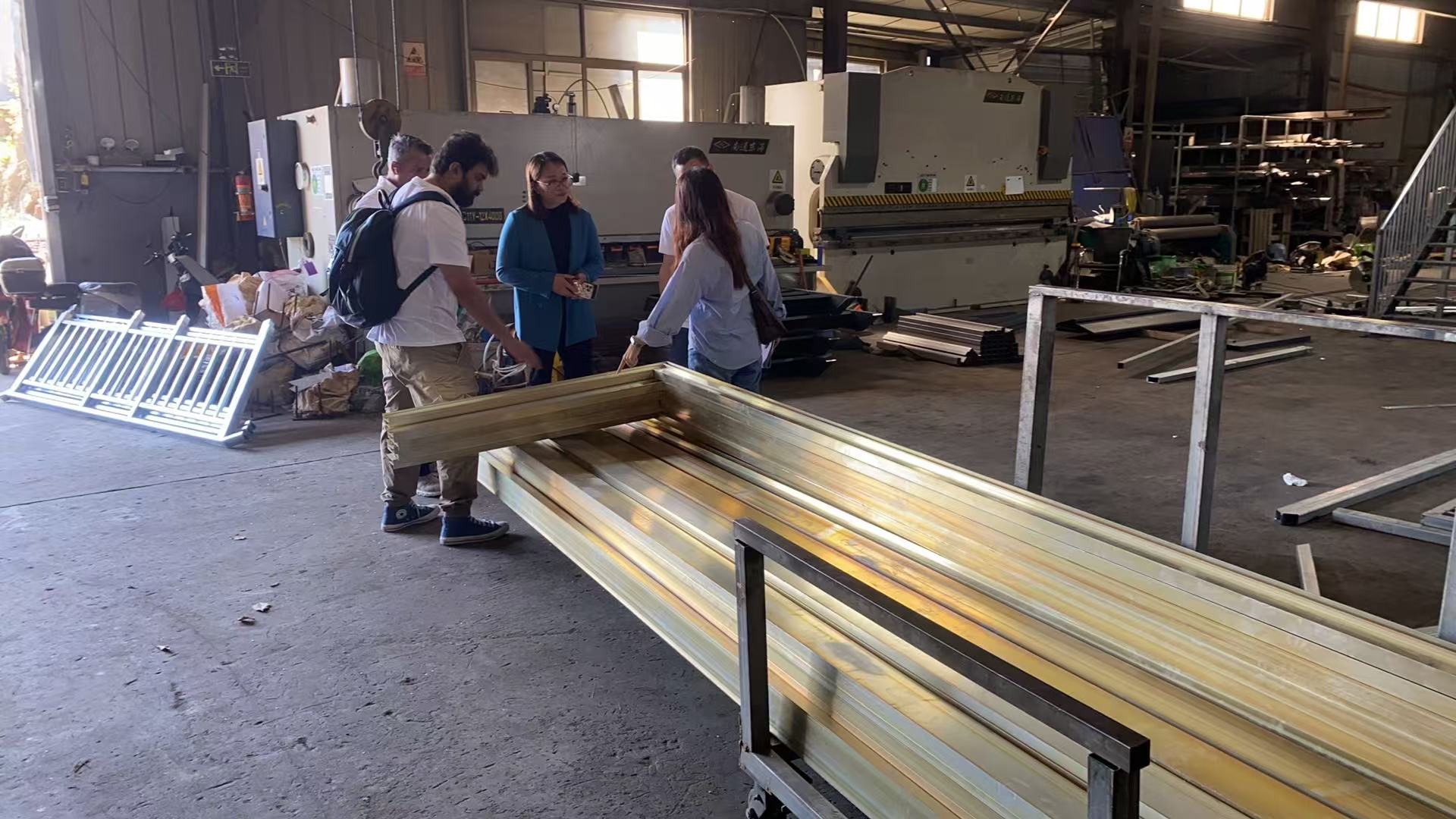 Kunden i Dubai inspekterar lösningar för räcke i rostfritt stål på Vionta Metal