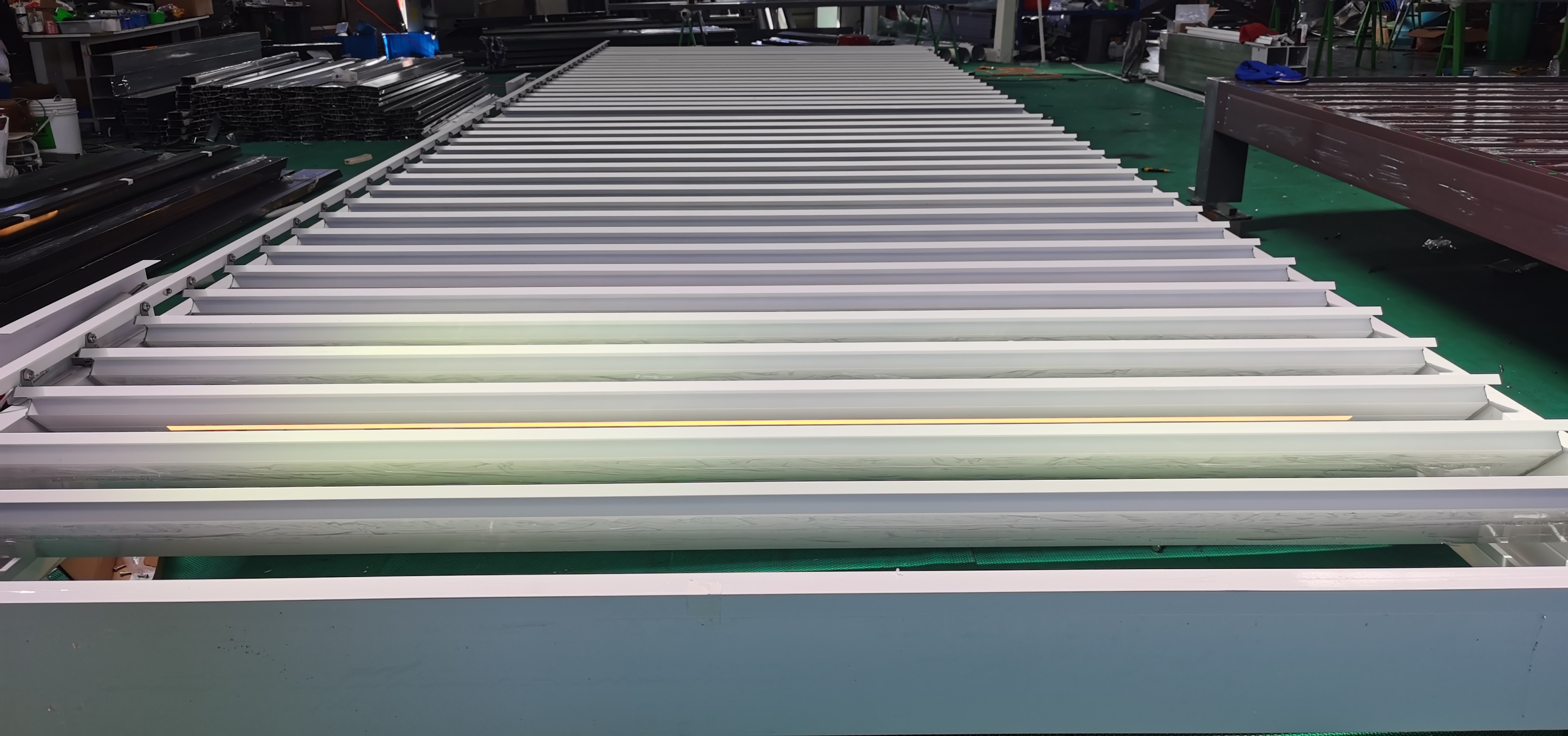 Skräddarsydd elektrisk pergola med jalusi av aluminium har framgångsrikt skickats till Spanien