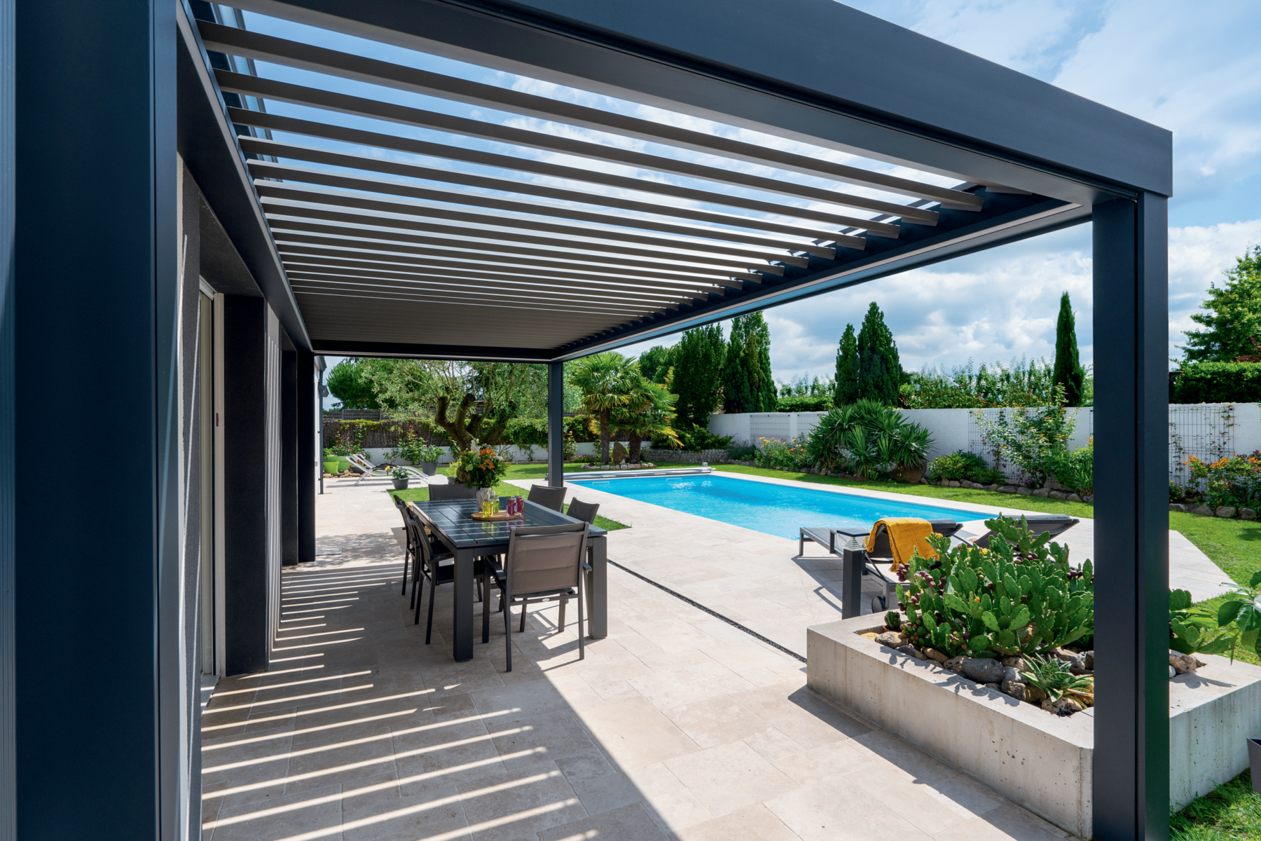 Hur vattentät är en pergola med jalusi av aluminium vid kraftigt regn, och hur ska dess dräneringsförmåga testas?